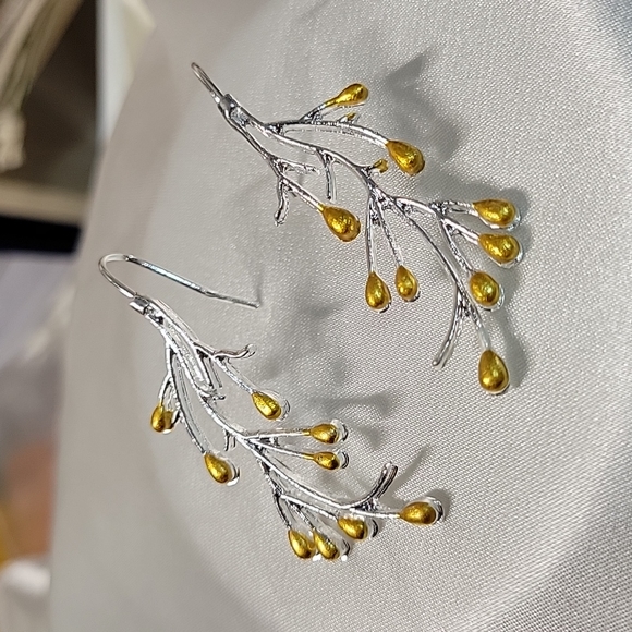 🔥LAST PAIR🔥 Two-Tone Twig Drop Earrings - Picture 4 of 7